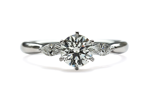 彼女に贈りたいの婚約指輪は0.5カラットのダイヤモンド